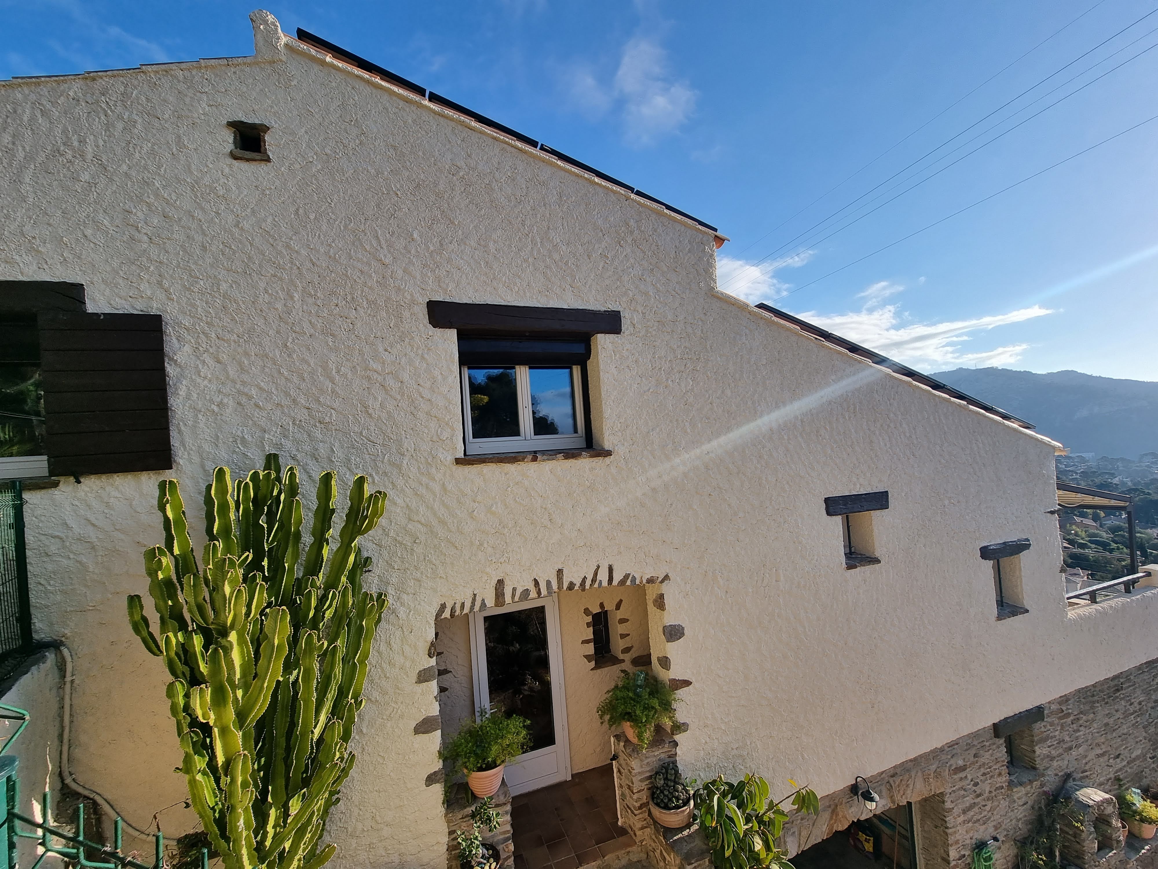 Lire la suite à propos de l’article Ravalement de façade d&rsquo;une grande villa avec peinture constituée de résines – Toulon (83000)
