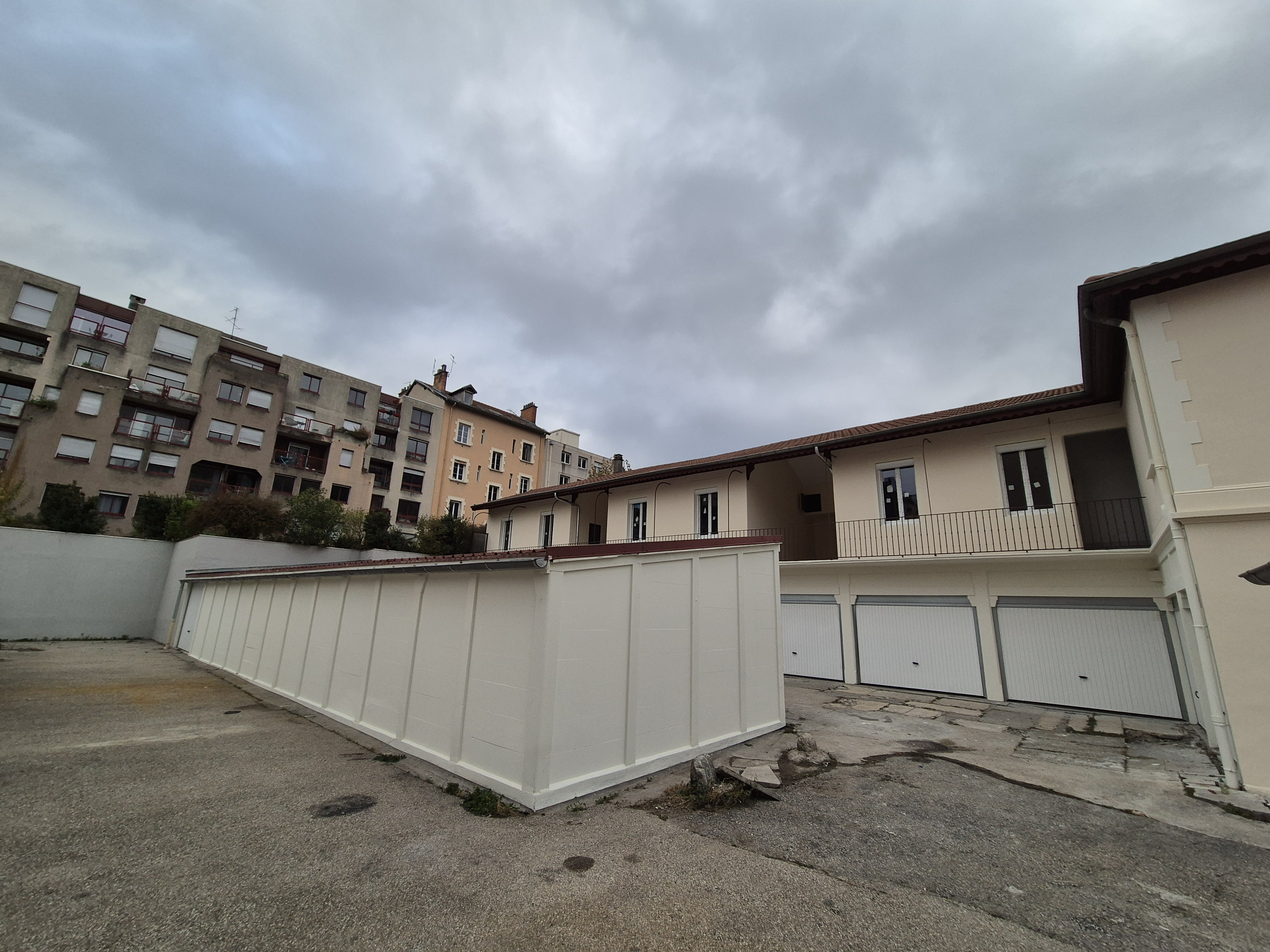 Lire la suite à propos de l’article Ravalement et rénovation des façades de garages et de logements à Grenoble