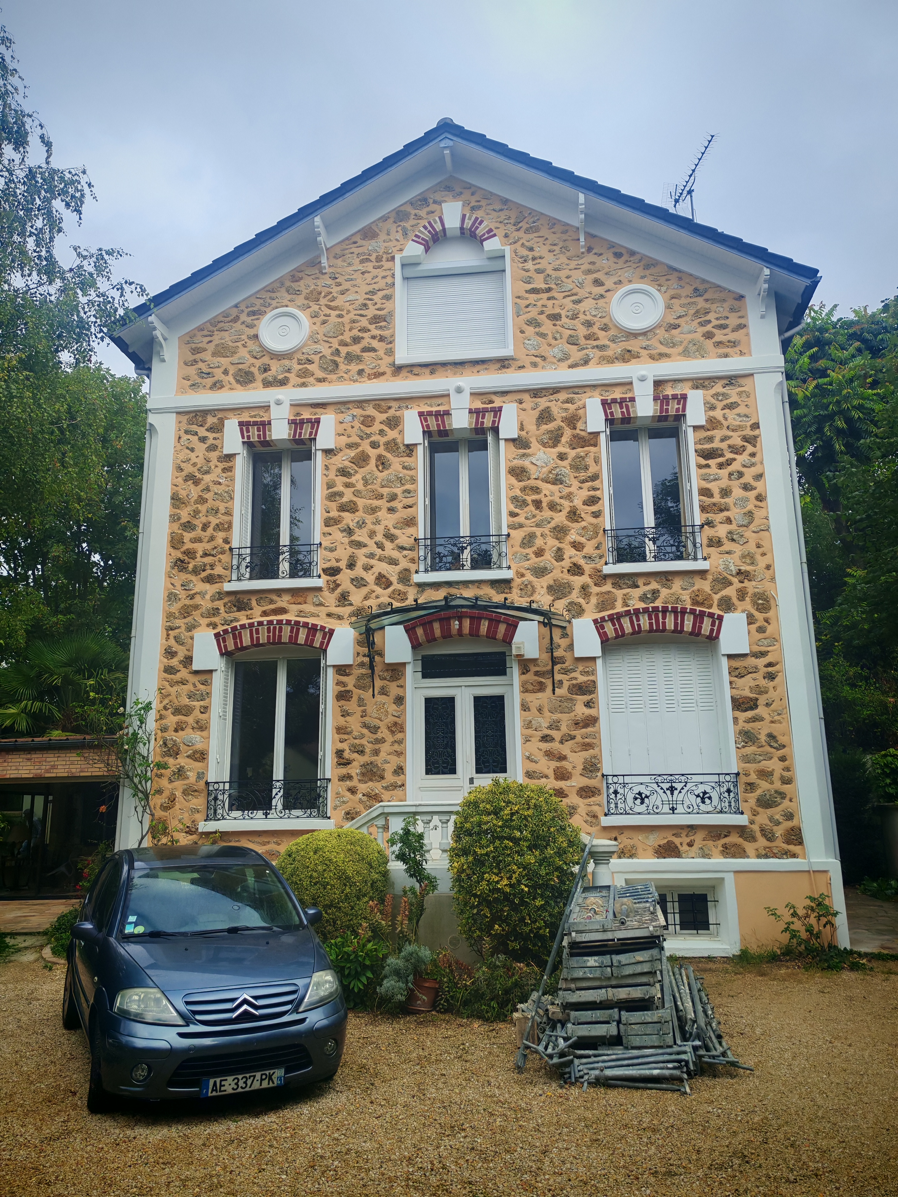 Lire la suite à propos de l’article Rénovation de la façade principale et mise en peinture des avancées de toit au Perreux sur Marne