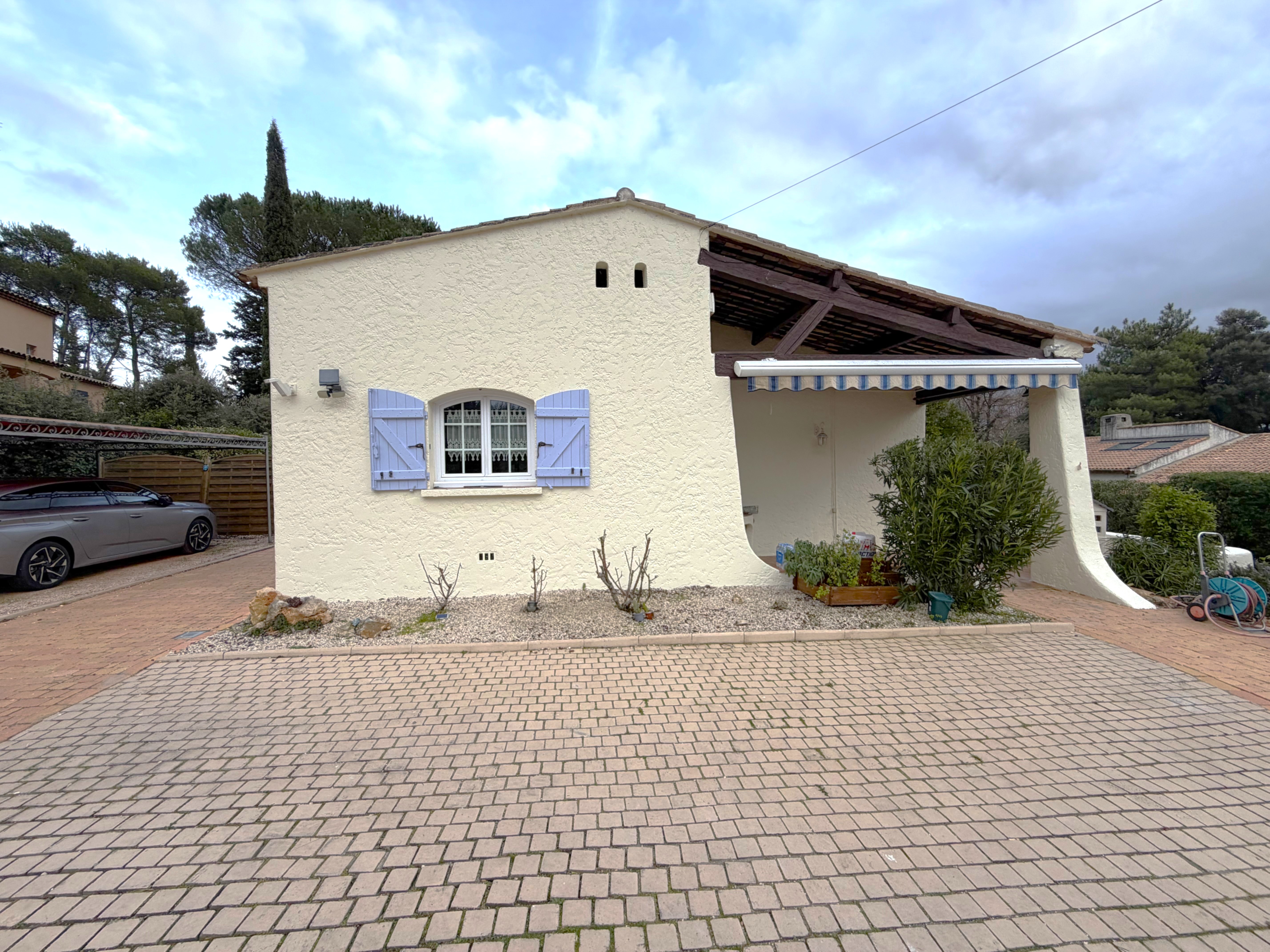 Lire la suite à propos de l’article Rénovation de façades et mise en peinture d&rsquo;une maison provençale à Garéoult 83136