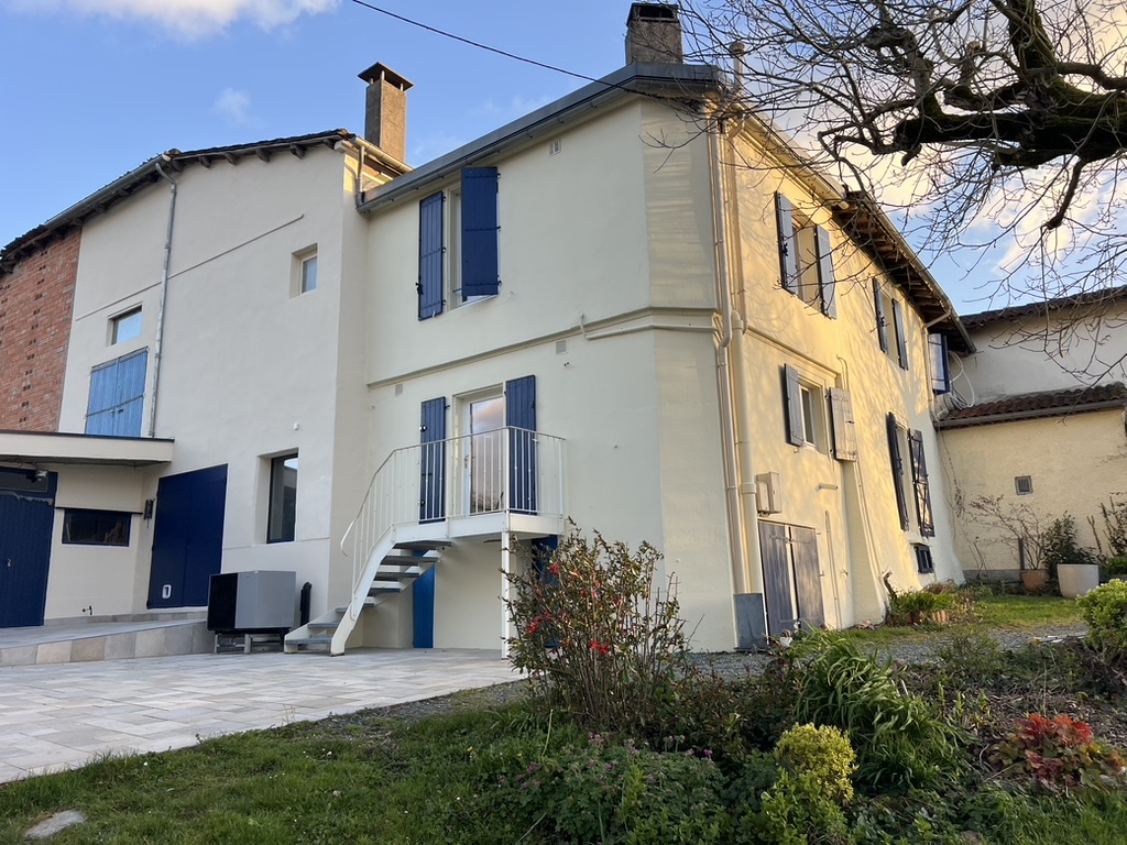 Lire la suite à propos de l’article Rénovation complète d’une maison ancienne, avec pose d’un revêtement thermique à Terre-de-Bancalie